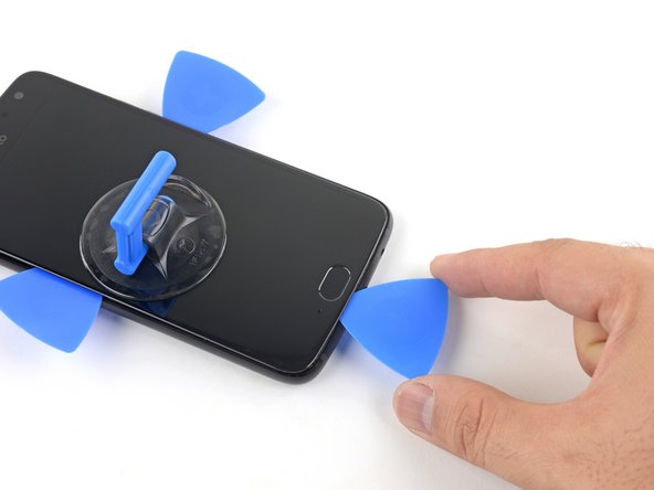 Repeat the previous steps to heat and slice the bottom edge of the phone.