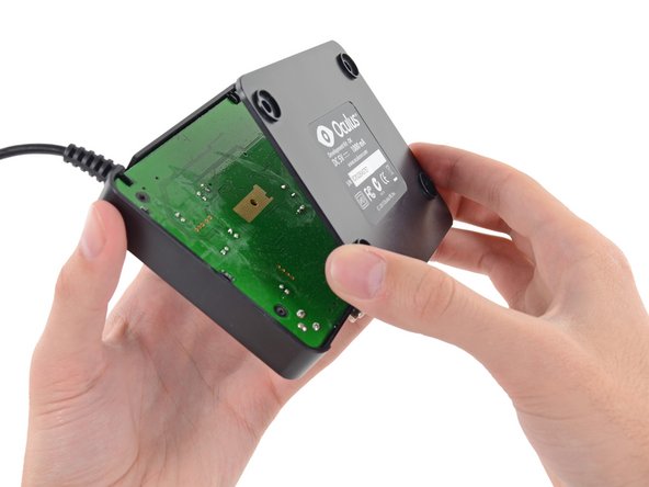 Image 1/2: Oculus could have simply glued the control box shut rather than securing it with screws and a removable panel. This design goes to show that even devices of the future can be easily accessible.