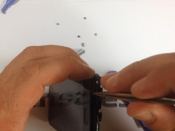 Be careful with the menu buttons flex cable in the bottom side of the touchscreen. You must release it before separating the digitizer from the frame.