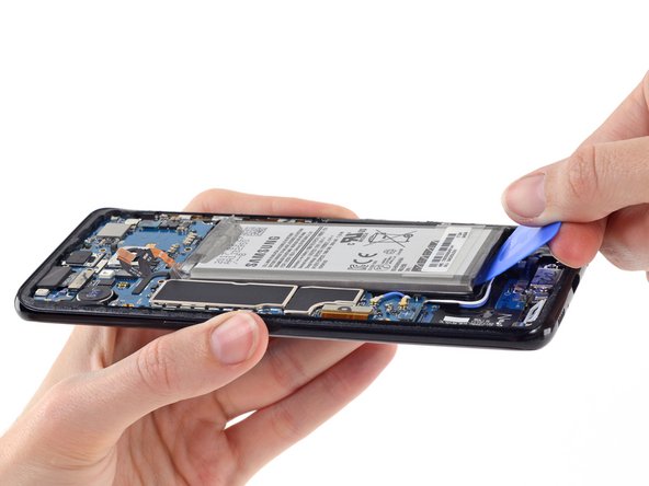 開口ピックを使って、バッテリーの下側からこじ開けます。