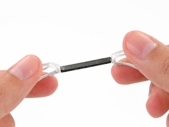 Image 2/3: The microphone in the EarPods' remote bears the markings 2F17 045.