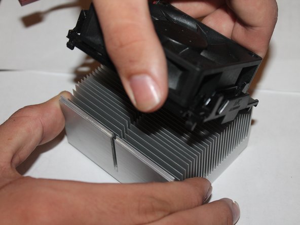 Image 1/3: Now to replace the fan on the heatsink.