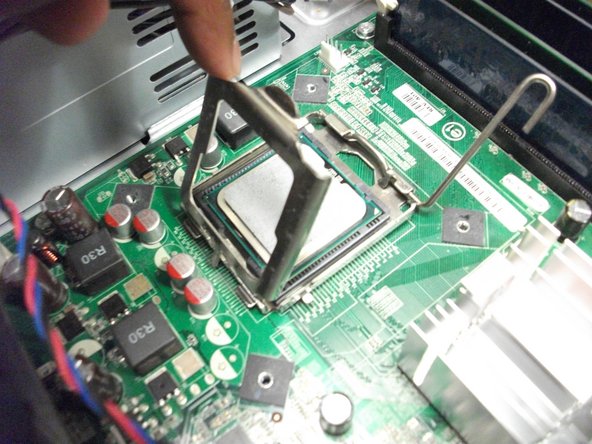 Image 1/1: Open the metal casing over the processor.