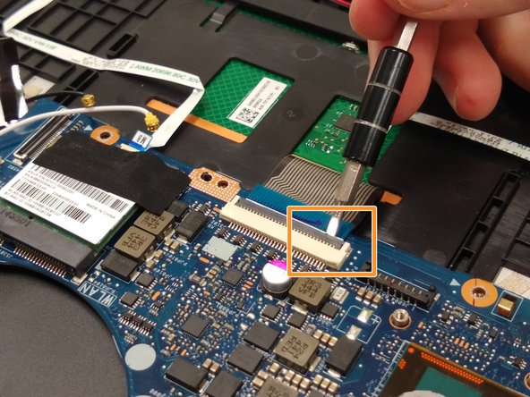 در طول دکمه فشار روبه بالایی اعمال کنید