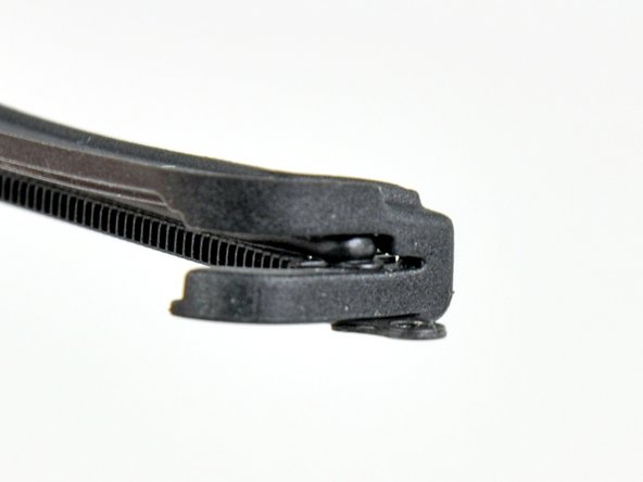 Image 2/3: Make sure the antenna cables are inserted into their respective notches on the logic board, as highlighted in the last picture.