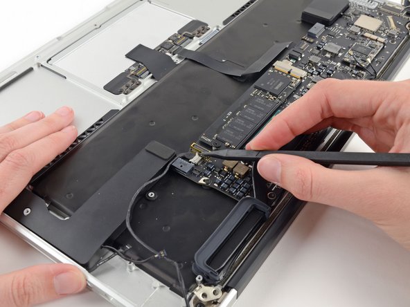 Image 1/2: Push first on one side of the connector, then on the other side to carefully "walk" it out of its socket.