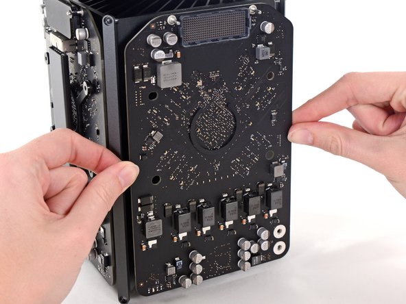 Image 3/3: Remove the graphics card from the heat sink.