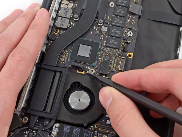 Image 2/2: It is recommended to carefully push on both sides of the connector to "walk" it out of its socket.