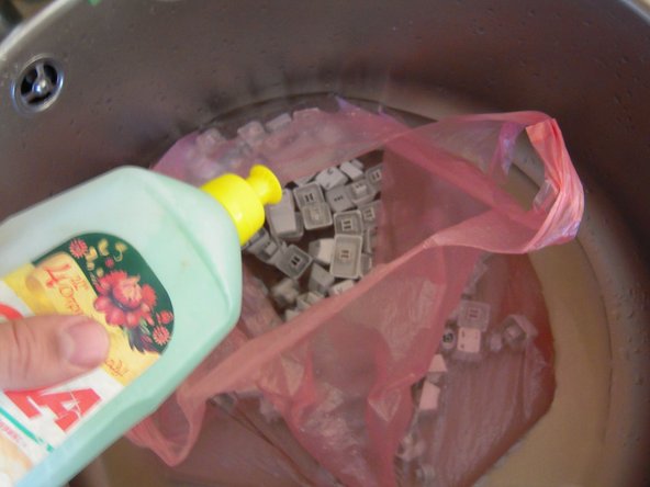 Image 1/1: Remove the metal retaining clips before washing to prevent rust.