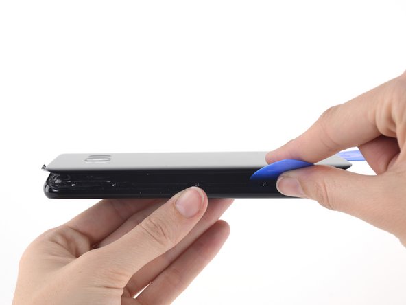 指紋認証センサーケーブルがメインカメラ付近のリアガラスとデバイス本体を繋げています。ケーブルは大変短く、リアガラスを取り外す際に接続を外してください。