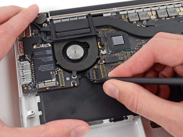 Image 2/2: It is recommended to carefully push on both sides of the connector to "walk" it out of its socket.