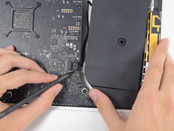 Image 2/3: Pull the connector to the right to remove it from its socket.