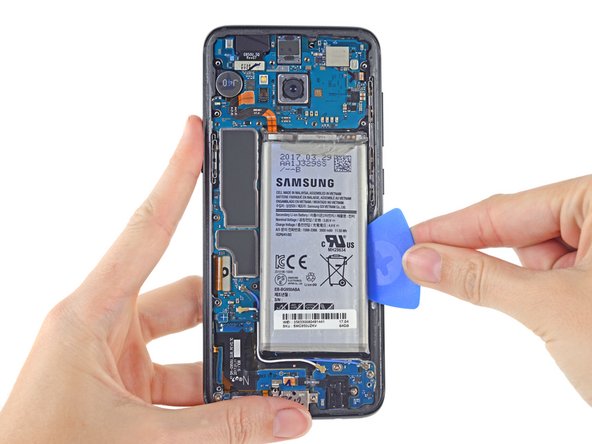 ケースからバッテリーを押し上げます。