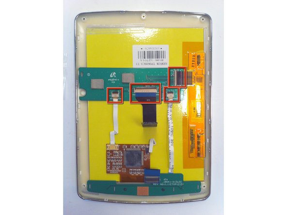 همه نوارهای شفاف را روی PCB ها و اتصالات جدا کنید و یکی از قسمتهای بالای صفحه را در قسمت پلاستیکی نگه دارید