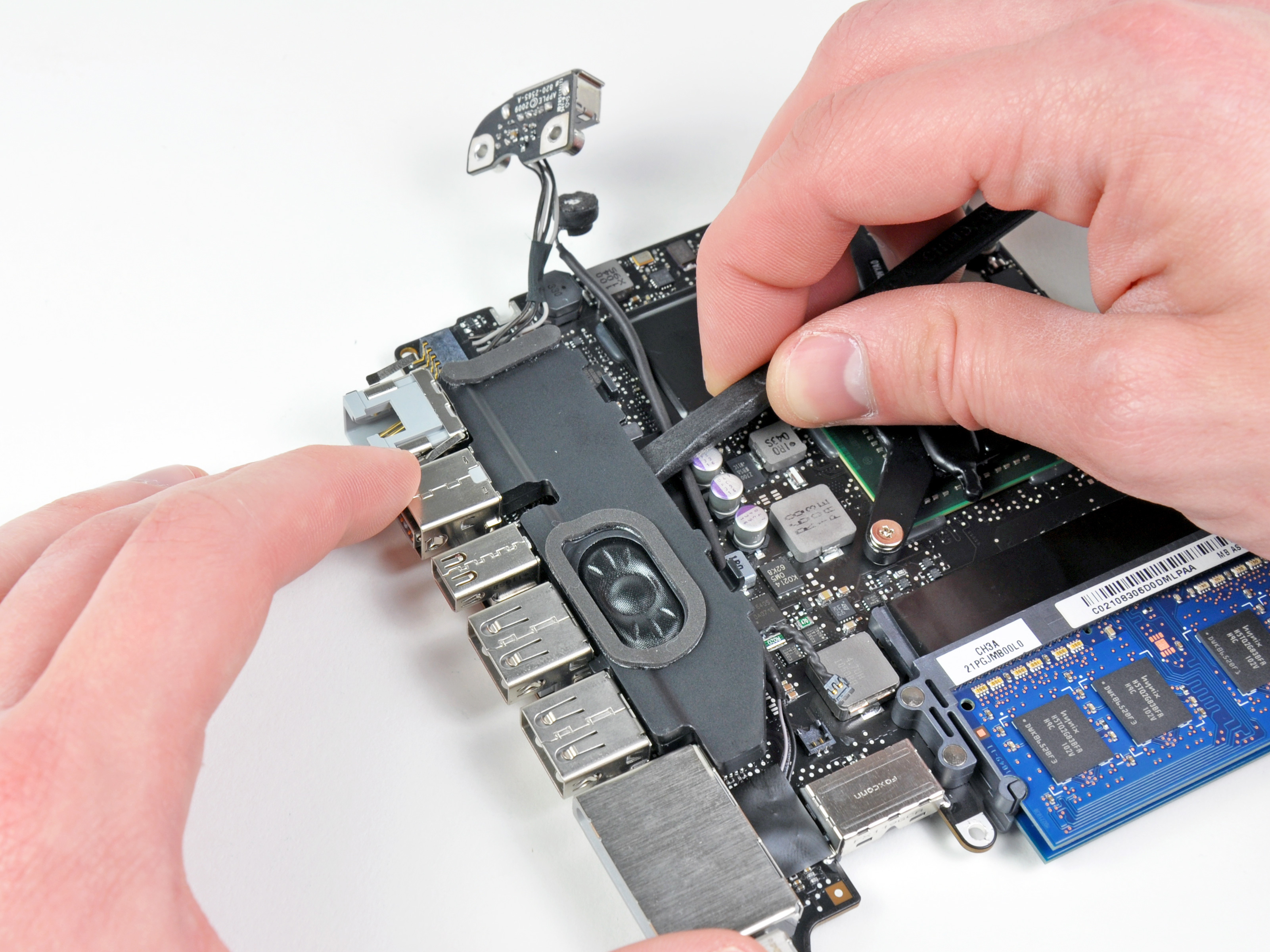 MacBook Pro 13" Unibody Mid 2012 Left Speaker Replacement iFixit