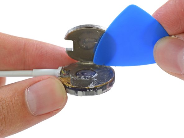 Image 2/3: Apple has been notably absent from the ongoing fray over wireless charging standards. Some have speculated that Apple has been [http://www.computerworld.com/article/2896775/why-apple-may-go-its-own-way-with-wireless-charging.html|devising their own|new_window=true] method for inductive charging. Recent Apple patents covering an [http://appleinsider.com/articles/14/08/28/apple-exploring-double-duty-nfc-inductive-charging-coil-for-smartwatches-mobile-phones|integrated NFC/inductive charging coil|new_window=true] support these hypotheses.