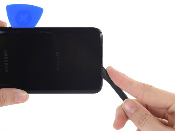 残り3面の接着剤についても、装着箇所を温めて切り込む作業を繰り返します。