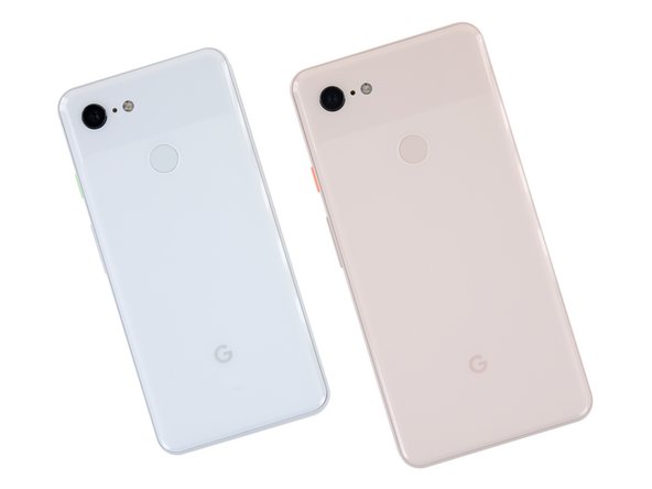 Before diving inside, lets take a look at the sleek exterior of the Pixel 3 XL alongside its smaller sibling.