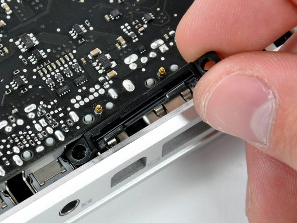 Image 2/2: Some MacBook Pro Unibodies do not have a bottom case clip and do not require this step.