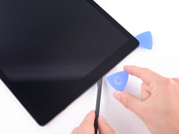 Insert an opening pick just before the front-facing camera.