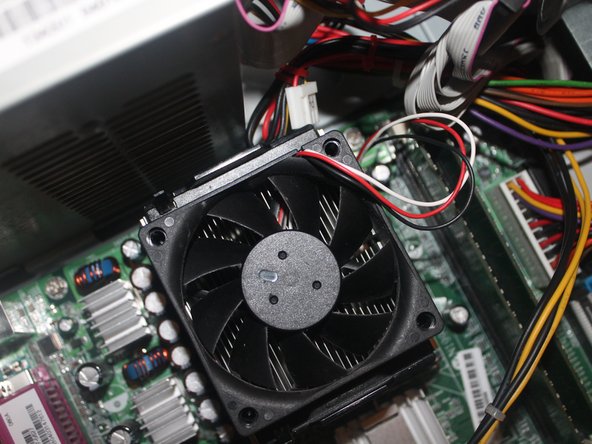 Image 1/3: Put even pressure on the heatsink to spread the thermal paste evenly on the CPU
