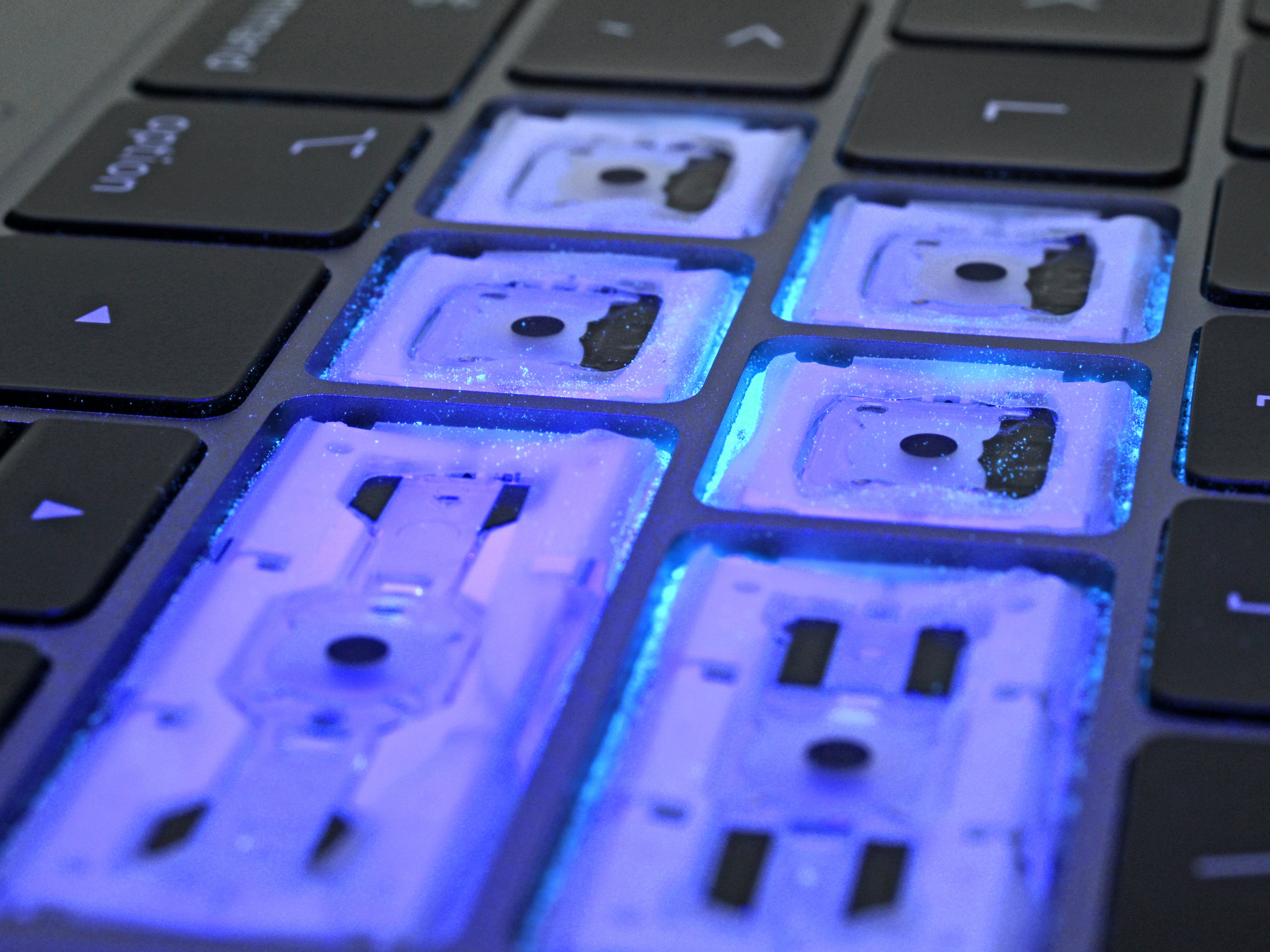 Illuminated sand test on 2018 MacBook Pro keyboard