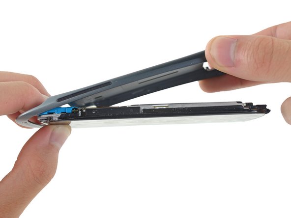 فشار دادن آرام روی کیس عقب