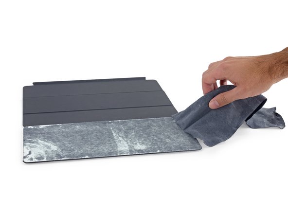 Image 2/3: Underneath the soft display cover we find... nothing really.