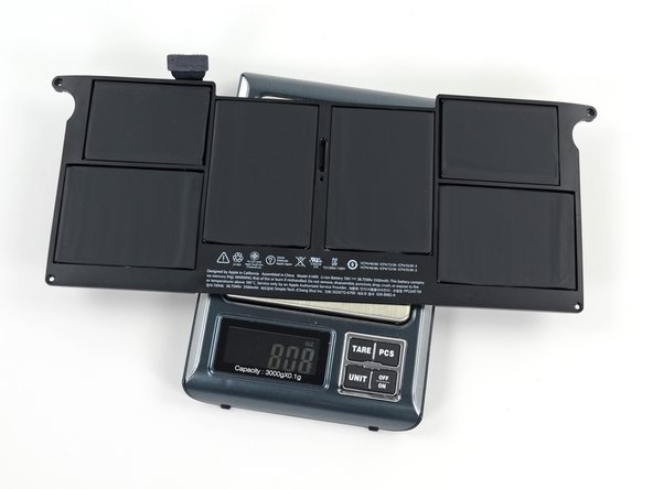 Image 2/2: At 8.08 oz and 38.75 watt-hours, the new battery trumps last year's puny 7.90 oz module rated at 35 watt-hours and providing a measly 5 hours of battery life.