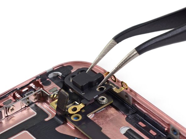 Image 2/3: And out comes the [https://en.wikipedia.org/wiki/Azathoth|Lovecraftian|new_window=true] antenna unit seen in [https://www.ifixit.com/Teardown/iPhone+6+Teardown/29213#s69252|previous models|new_window=true].