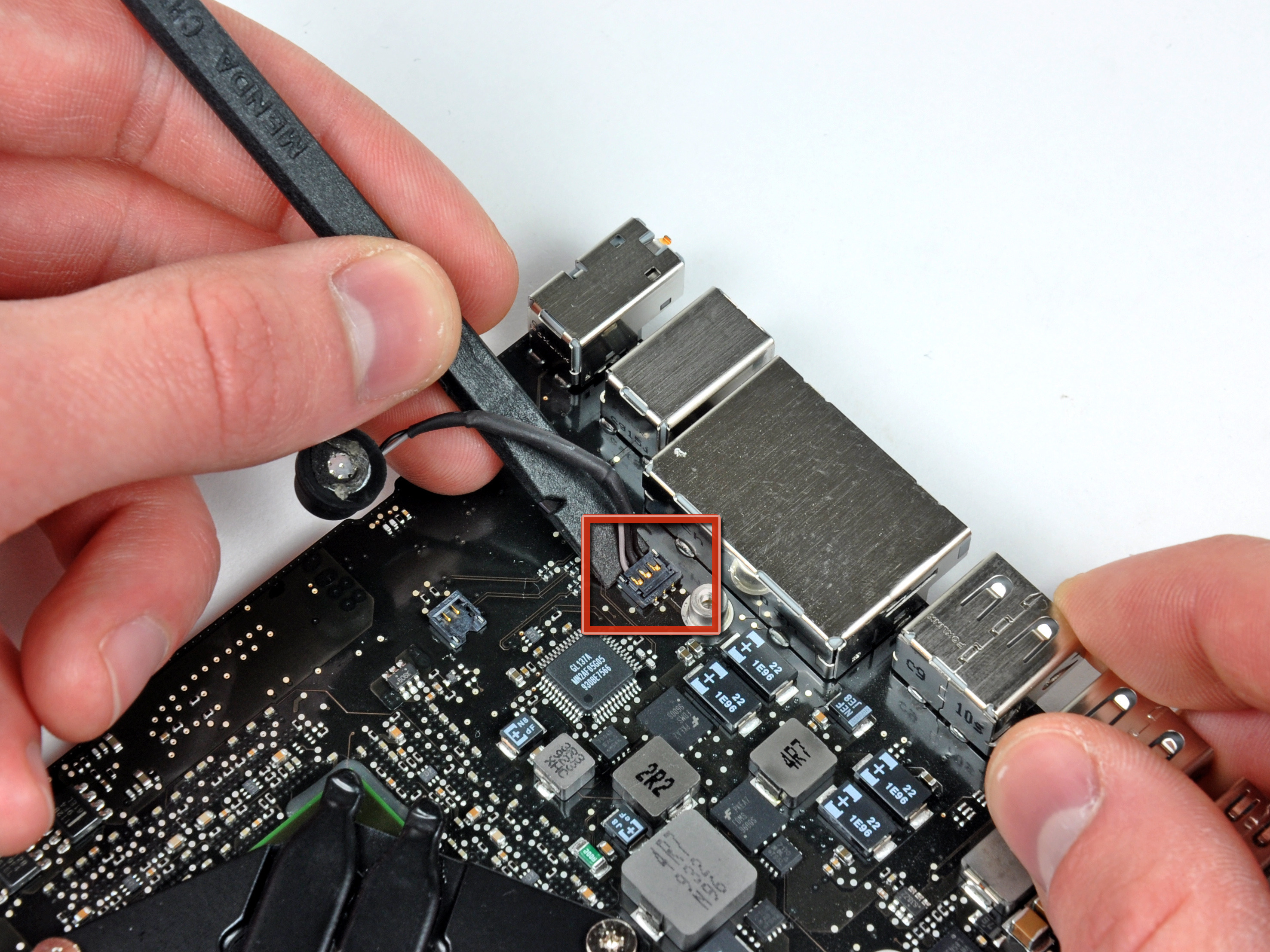 MacBook Pro 15" Unibody Mid 2009 Microphone Replacement iFixit Repair Guide