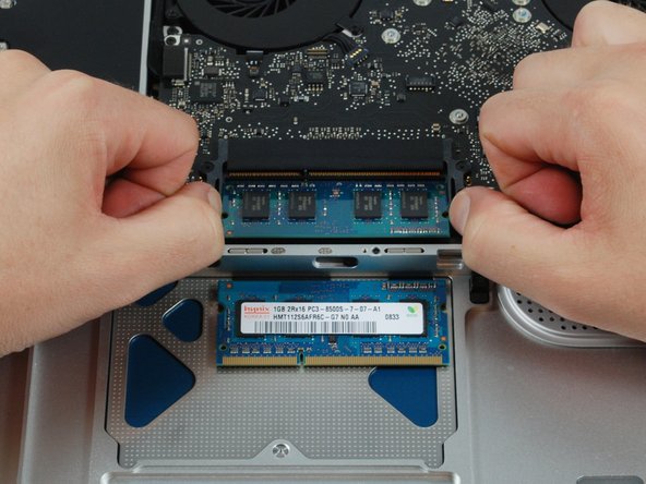 Image 1/1: Apple claims this machine maxes out at 4GB RAM, but the Montevina chipset appears to support up to 8GB.