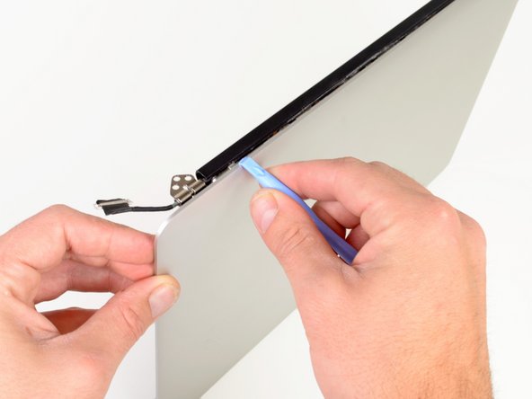 Image 1/2: But differences start popping up as soon as the clutch cover comes off. The array of antennas underneath the clutch cover looks a lot more involved than in previous generations.