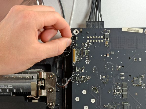 Image 1/3: Apple has, as usual, chosen to go with a large, brushless fan to keep the colossal Thunderbolt Display nice and cool.