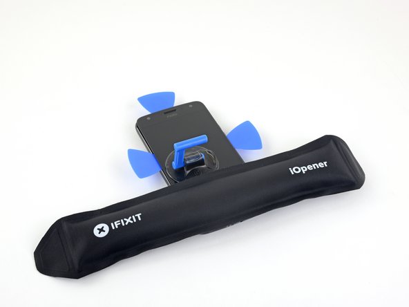 Repeat the previous steps to heat and slice the bottom edge of the phone.