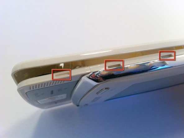 برای جدا کردن آن از بالای صفحه کلید ، پوشش پشت را به آرامی در یکی از گوشه های صفحه کلید بپیچید