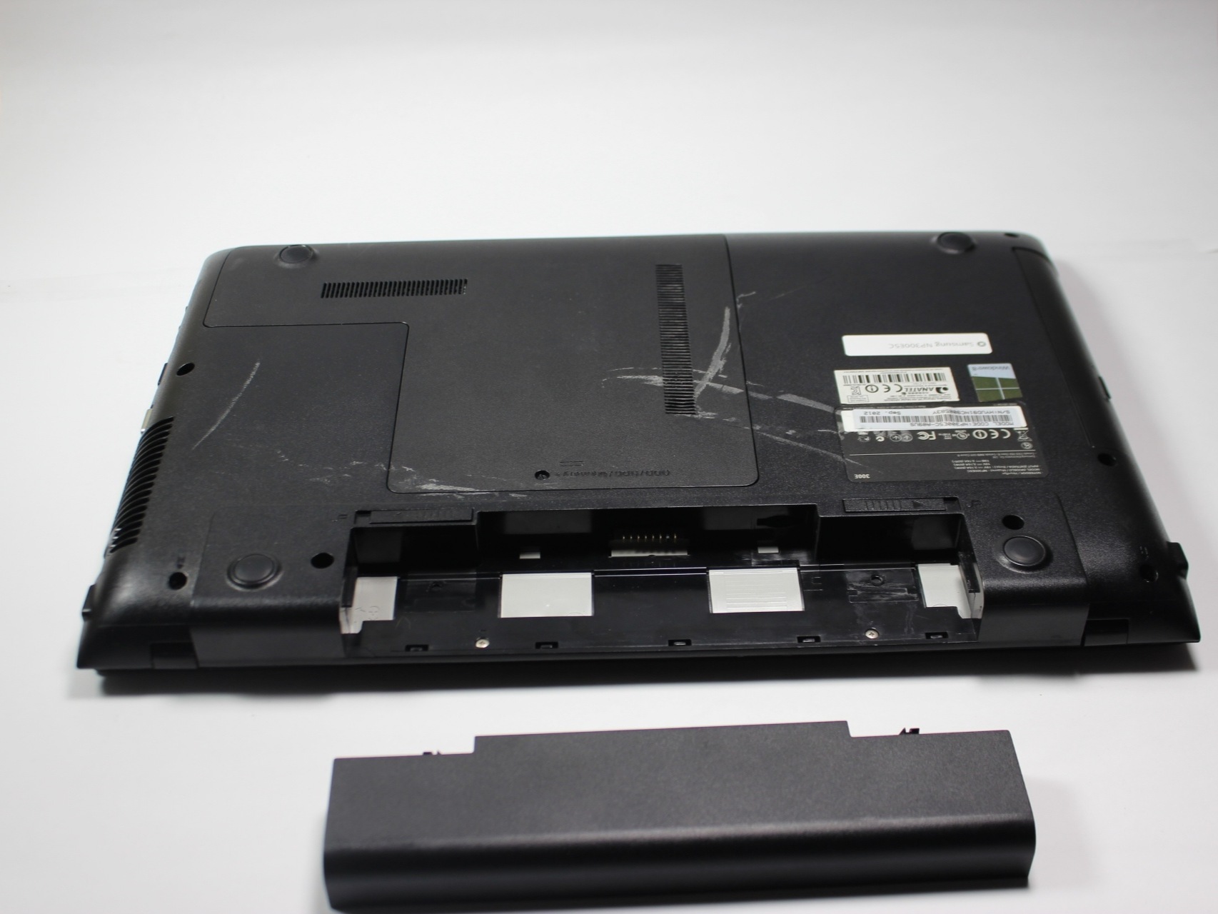 Samsung NP300E5C Battery Replacement - iFixit Repair Guide
