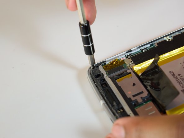 کاور دوربین را با ابزار بلند کنید