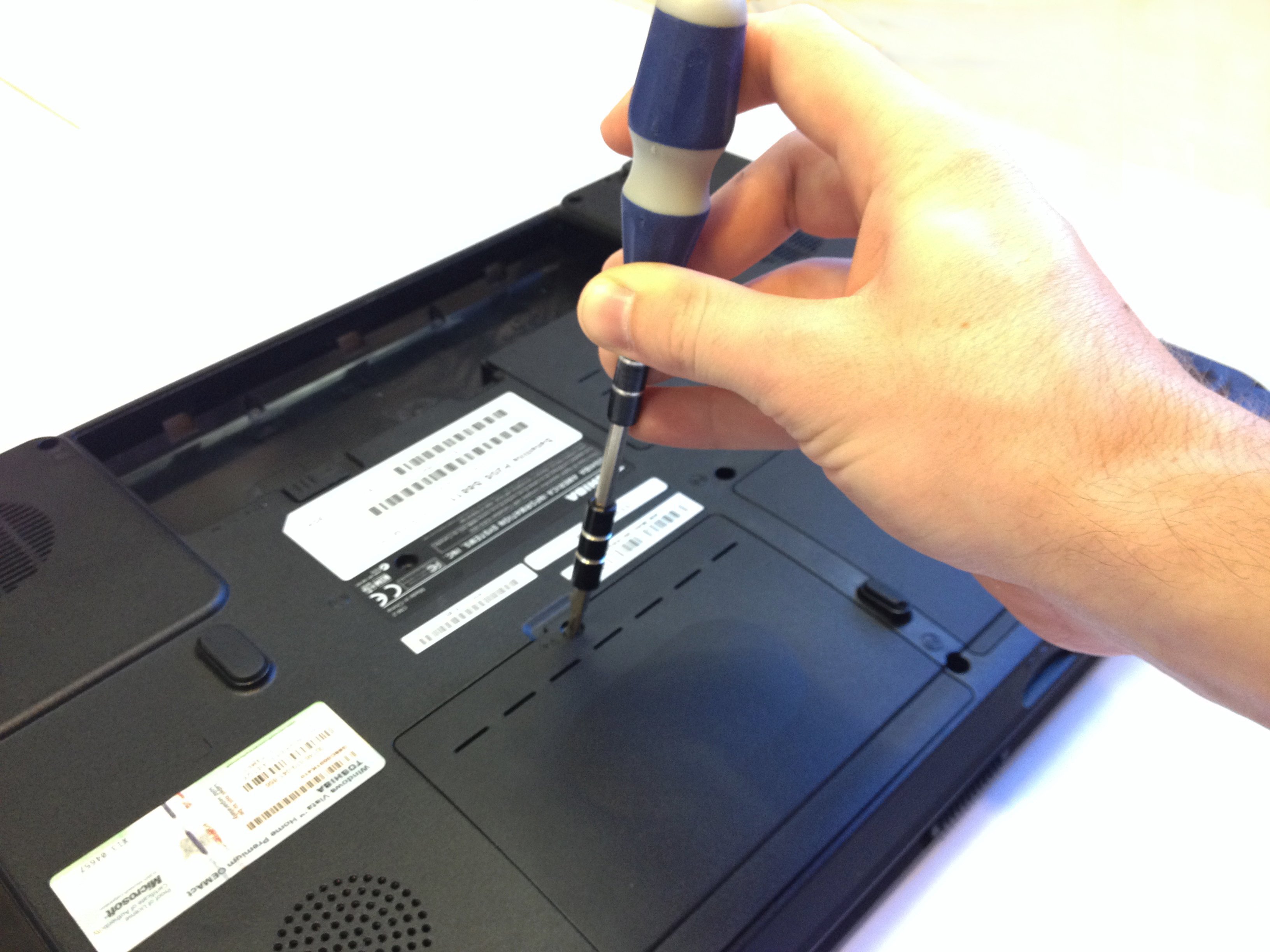 Toshiba Satellite P205-S8811 Hard Drive Replacement - iFixit Repair Guide