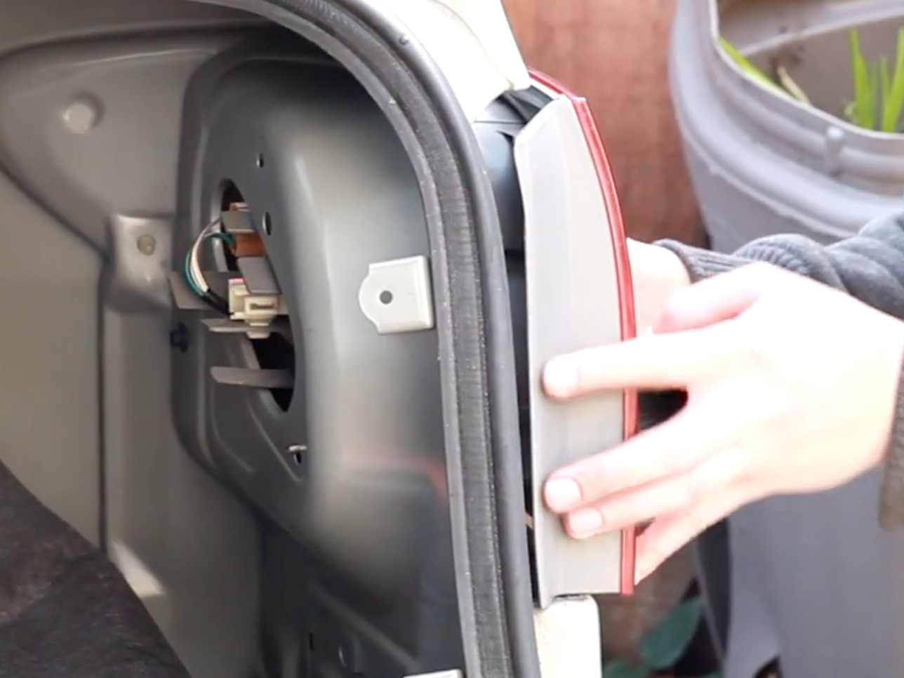 20032008 Toyota Corolla Tail Light Replacement (2003, 2004, 2005, 2006, 2007, 2008) iFixit