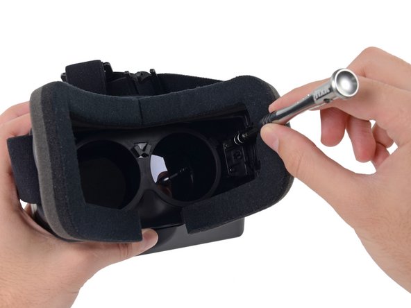 Image 1/3: Does the fact that this isn't the final production version of the Rift have anything to do with it being easy to take apart? Perhaps -- only time will tell.