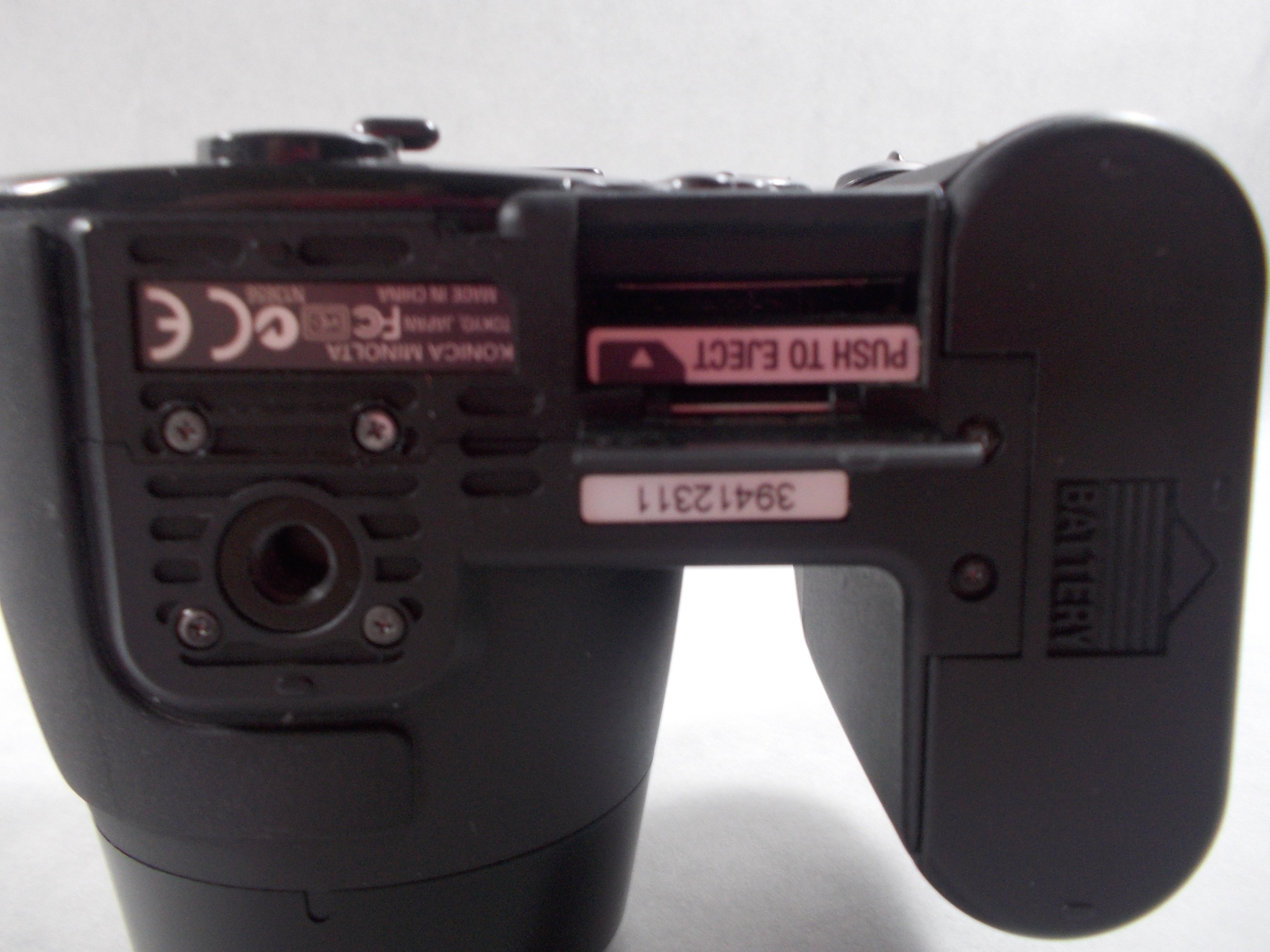 Konica Minolta DiMAGE Z3 SD Memory Card Replacement iFixit Repair Guide